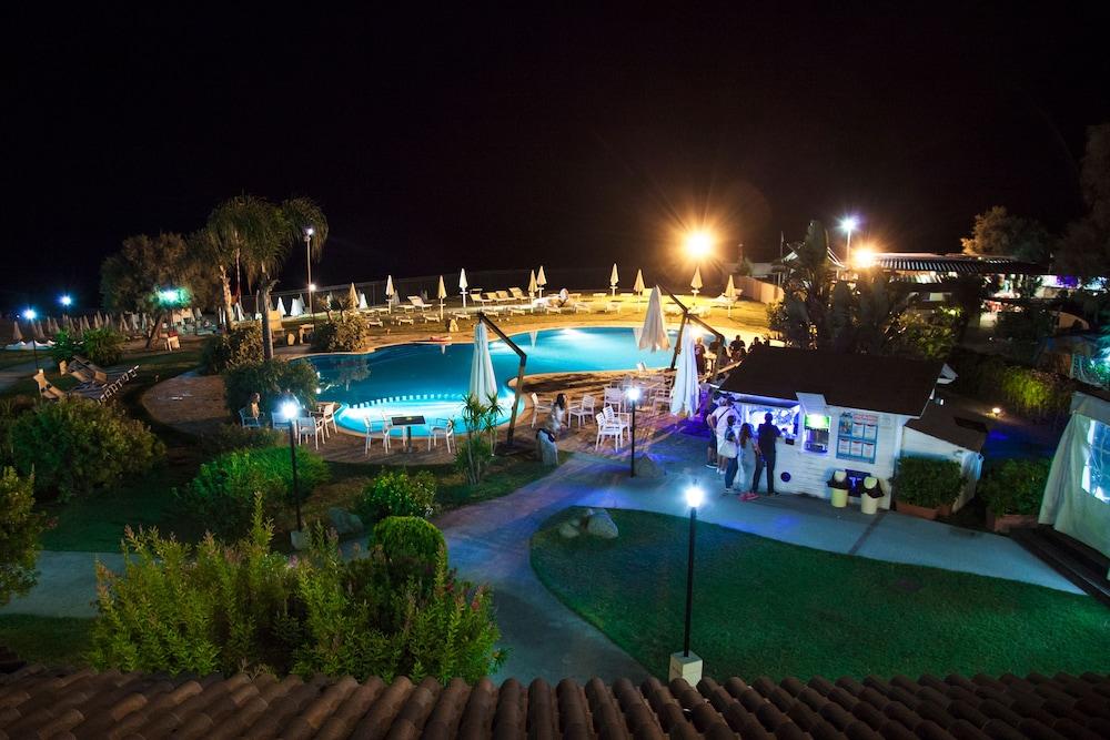 Bv Borgo Del Principe Hotel Дзамброне Екстериор снимка